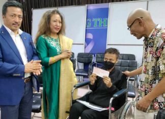 ‘उपचारको लागि सहयोगी हातहरु’ बाट रक्त क्यान्सर विरामीलाई आर्थिक सहयोग