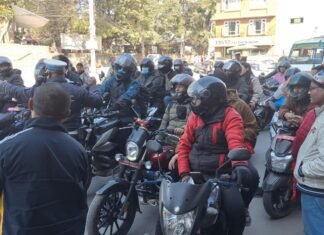 भक्तपुरमा ट्राफिक प्रहरीले दुइपांग्रे सवारीधनीलाई सडकमै सचेतना कक्षा