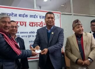 नेपालमै पहिलो पटक माउन्टेन बाइक गाइडलाई आधिकारिक लाइसेन्स वितरण