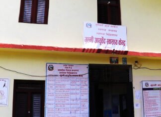 गुल्मीका बालबालिकालाई ‘स्वर्णबिन्दु प्रशान’ खुवाइँदै